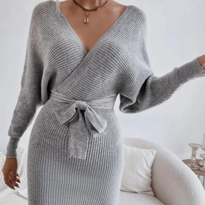 Grå klänning  - En oanvänd ljusgrå klänning köpt från Shein för 169kr. Klänningen är i storlek S. (Bilder från sheins hemsida). Möts upp i Alby/Södertälje alternativ fraktas.