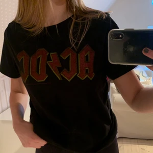 ACDC - Säljer min svarta acdc t-shit som är använd ett par fåtal gånger. Köparen står för frakt.❤️‍🔥