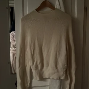 Cashmere tröja - 100% Kashmir tröja från hm, så fin cream vit färg, köptes för ett år sedan men knappt fått någon användning för den😬