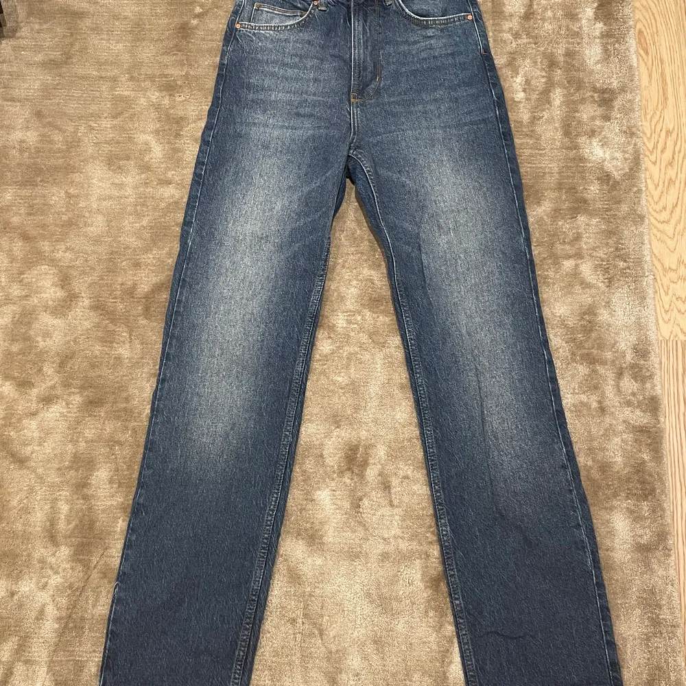 Bikbok jeans i storlek 28, high waisted I midjan och passar mig bra i längd då jag är 174cm. Jeans & Byxor.