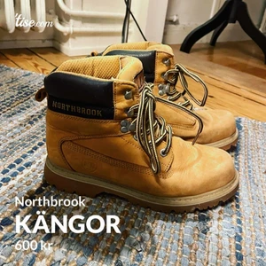 Kängor  - Kängor från Northbrook endast använda ett fåtal ggr pga fel storlek. Bra passform & varma. Nypris 1999kr. Kan postas. 