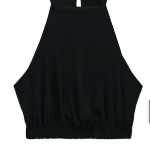 Topp från Zara - Säljer denna toppen från Zara⚡️🥰🥰 Bfu, bilder fixas vid intresse💗💗💗