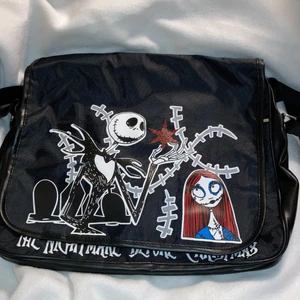 Väska (the nightmare before Christmas) - Oanvänd, i bra skick. Säljer den på grund av utrymme, då jag inte använt den alls. Väskan kostar 75kr