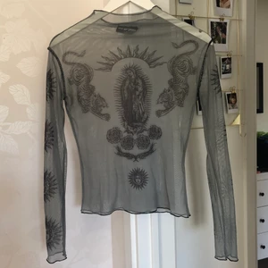 👽Mesh goddess👽 - Aaaaassjukt snygg tröja som har varit en favvo!!! Använder den inte längre så den ska vidare 🙂 Lappen börjar lossna.