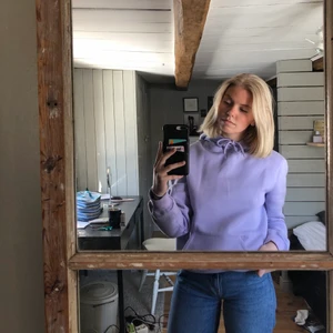 Lila hoodie - Superfin lila hoodie från h&m herravdelning⚡️nyskick utan defekter🥰 storlek xs men oversize! säljer för 90+frakt:)