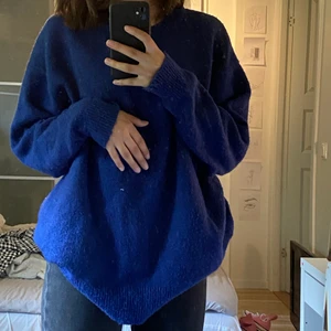 Jätte mysig tjocktröja - En stickad tjocktröja i XL men som jag använt som oversized!! Så skön och mysig och så fin färg. Från bikbok