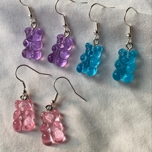 Björnörhängen  - Säljer nu alla dessa björnörhängena! Du väljer färg i kassan och dom som finns synd på bild 2!  Dom är såklart nickelfria. 29:- INKL frakt per par!