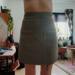 Hundtandsmönstrad kjol - Min absoluta favoritkjol har blivit för liten och säljes med sorg. (Kan också tänka mig att byta om någon har en i större storlek)