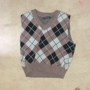 Trendig stickad väst 🔥 - Hej!Säljer denna super snygga trendiga väst köpt på shein.Säljer då jag inte riktigt har fått andvändnig för den.Alldrig använd bara provad!Jättefin i nyskick.Köpte den för 120kr men säljer nu för 50kr.💗 Alla som köper får ett par valfria gratis örhängen på köpet som tack.🥰