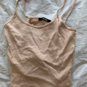 Beige linne från BIKBOK - Ett kort och gulligt linne som passar bra till sommaren. 