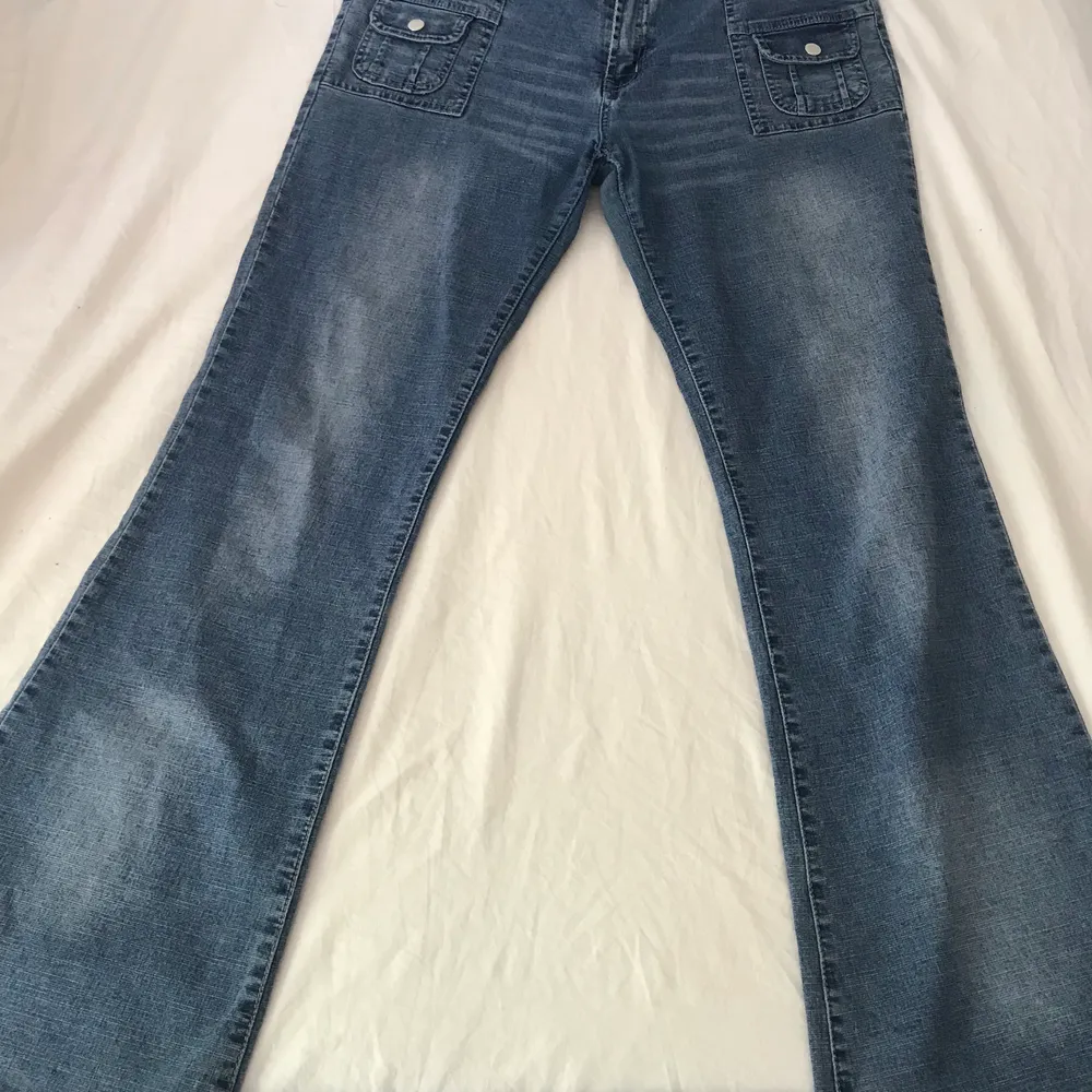 Ett par skitsnygga bootcut jeans från märket Edi jeans som tyvärr inte kommer till användning, lågmidjade och lite för korta för mig som är ca 171cm✨snygga detaljer med riktigt trendiga fickor på fram och baksida🌸🌸 Står ingen storlek så den är uppskattad. Jeans & Byxor.