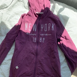  New York kofta - En lila kofta i storlek 170. Sällan använd.