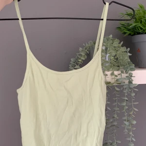 Spagetti linne från New Yorker - Fin pastell grön färg