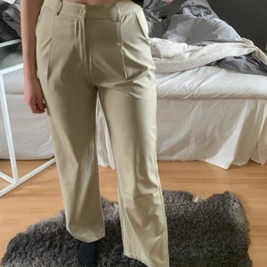 Beiga kostymbyxor - Köpa från shein, har aldrig använt dom. Det är storlek L men jag har vanligt vis S/M, prislappen är borta för jag har tvättat dom en gång.