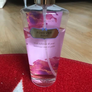 Victoria secret (forever pink) parfym/ bodymist - Lite använd, köptes dyrt 