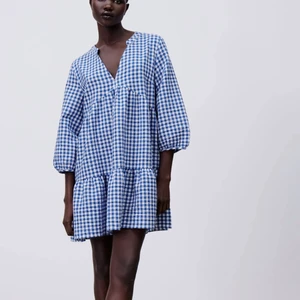 Zara klänning  - SLUTSÅLD supersnygg klänning ifrån Zara💙Säljer då jag bestämde fel storlek:( Klänningen är storlek S🦋🦋Klönningen är HELT NY💙Buda med minst 10kr höjning