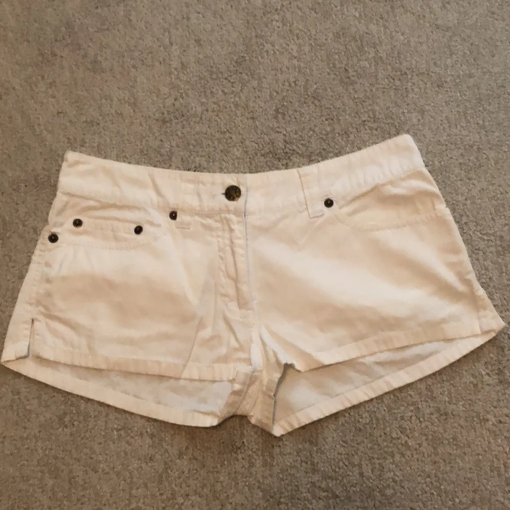 Shorts från HM, vita fina eleganta. Storlek EU34=XS. Shorts.