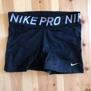Nike PRO shorts - Säljer dessa snygga träningsshort! I bra skick och i princip aldrig använda😍Skulle säga att de är ganska små i storleken och passar S/M 