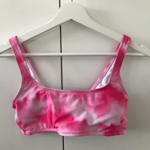 Bikini  - Bikini ifrån SHEIN!! Använd typ 2 gånger. Skit snygg och sommrig!!! 