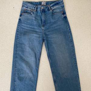 Jeans från Lager 157. Storlek M, passar som 38-40. Använda fåtal gånger, är i bra skick! Köparen står för frakt. 