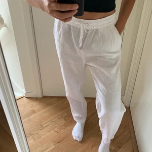 Vita linnebyxor  - Säljer domhär jättefina och sköna linnebyxorna från H&M. Stl 38 men passar fler då de är resår och knytning i midjan 🤩 I väldigt bra skick! 