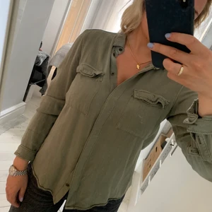 Grön skjorta från H&M - Superfin grön skjorta från H&M i fin kvalitet och skönt material