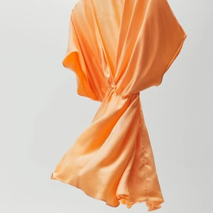 Orange klänning - Zara - Aldrig använd- Prislappen finns kvar
