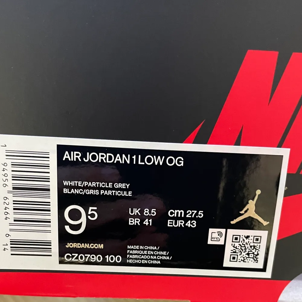 Säljer ett par Nike Air Jordan 1 Low OG i färgen natural grey. Skorna är i storlek 43EU/9.5US och oanvända. Kan skicka fler bilder på skorna eller kvittot om så önskas. Kan skickas.. Skor.