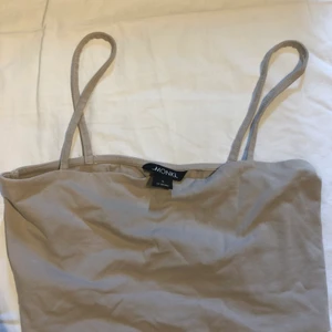 Topp från monki - Liten beige topp i storlek S 
