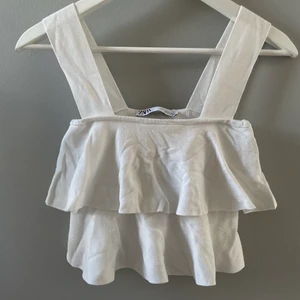 Volangtopp från Zara i stl. S - Superfin till sommaren och sitter jättebra på. Använd ett fåtal ggr, mycket gott skick⚡️⚡️⚡️