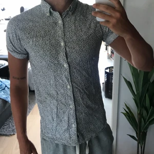 Kortärmad Jack & Jones skjorta storlek S - Kortärmad Jack & Jones skjorta storlek S i fint skick. Billigare vid snabb affär.