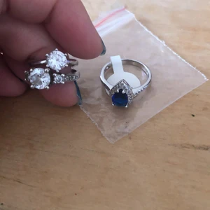 Äkta silverringar! - Två stycken använda äkta stämplade silver ringar i st 17 i väldigt bra skick. En ny oanvänd ring som är guldpläterad och stämplad 18kgp i storlek 17. Paketpris 350. Vid snabb affär ingår en gåva.