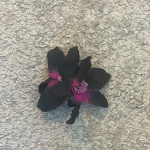 Hårspänne - Ett hårspänne med två blommor på som passar perfekt till en fin håruppsättning.