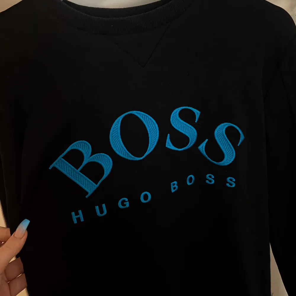 Hugo boss tröja i svart och blå, bra skick. . Toppar.