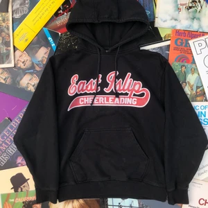 HOODIE!! 💿💿 - College hoodie från East Islip high school och deras cheerleading. Tröjan skulle jag uppskatta är från tidigt 00-tal och är i bra vintage skick, trycket har en del crackings i trycket vilket enligt mig bara gör tröjan snyggare. Tröjan är storlek S och skulle säga att tröjan är tts!✌🏻🌱💫 Ord pris: 299kr! 