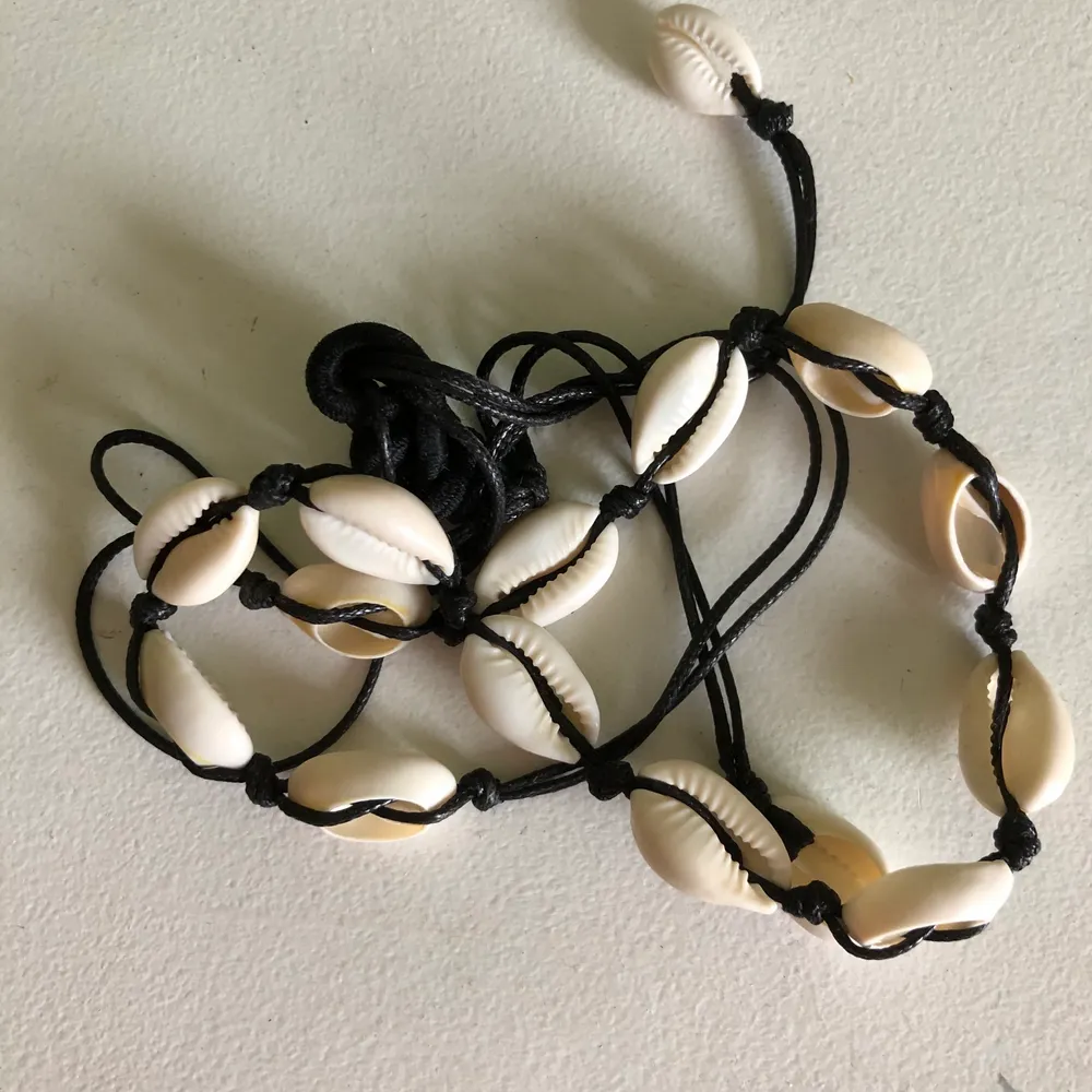 Säljer mitt fina fina snäck halsband då de inte kommer till användning längre:( perfekt till sommaren☀️ och matchar till allt🌈ifall av fler intresserad startar jag budgivning😌. Accessoarer.