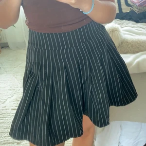 randig kjol - Fin kjol i cool stil! Framhäver formerna. Frakt tillkommer +66kr ✈️