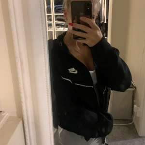  nike kofta/set! - Säljer denna nike kofta och byxorna i XS/S då den ej kommer till användning. Köptes på JD sports i Stockholm! Säljer även byxorna! Man kan köpa hela sättet för 900! Enskilt kostar koftan  500kr och byxorna enskilt för 400kr! Båda är i nytt skick!