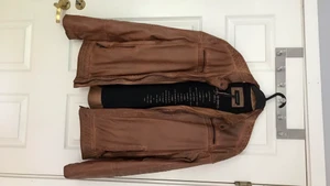 Brun fake skinnjacka, strl L - Brun fake skinnjacka från ashes to dust, ganska tjock och varm av sig samt bra skick. Frakt ingår ej och priset går att diskutera. För mer information är det bara att skriva. 