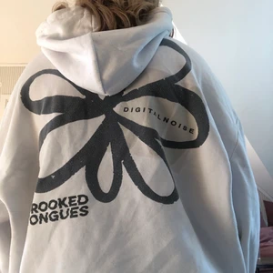 CROOKED TONGUE HOODIE!  - Säljer min skit snygga Crooked tongue hoodie! Storlek M, är lite oversize på mig.  Köpt i USA! BUDA I KOMMENTARERNA🥰200 kr vid snabb affär! Kan mötas upp vid Danderyd/Stockholm