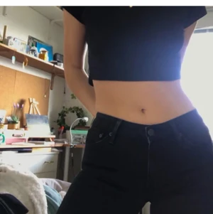 Lågmidjade svarta CROCKER jeans - Säljer mina super snygga svarta lågmidjade CROCKER jeans då de tyvärr blivit lite för små. De är i storleken 26/34 och har modellen pep boot så de ska vara mer åt det raka hållet😊 använda men i bra skick💗 köparen står för frakt🥰