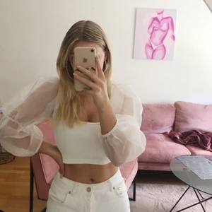 Topp  - Jättesöt topp med puffärm som tyvärr aldrig kommit till användning pga att den blir för kort för min smak. Inte helt 100 på vilken storlek men skulle säga xs/s 💜💘 frakt tillkommer!