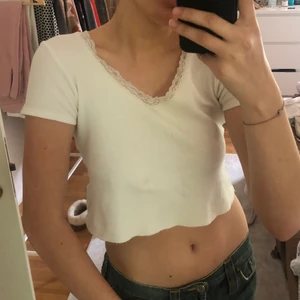 Vit topp - Jättesöt topp med spets i urringningen💖frakt tillkommer/49kr