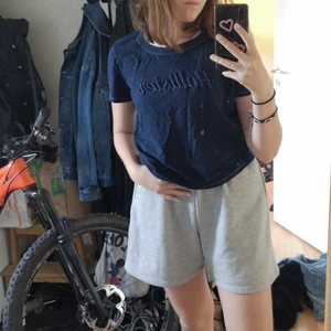 Trendig baby tee - Mörkblå baby tee från Hollister. Använd ganska många gånger, köpt i London 2018. Fint skick och inte upp slitna sömmer eller något sånt. 