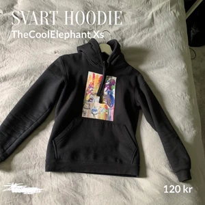 Svart hoodie med ett motiv på framsidan! - En svart TheCoolElephant som är använd ett fåtal gånger och är i jättefint skick! Säljer den då den tyvärr är för liten för mig💘