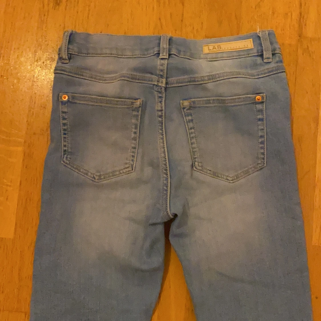 Utsvängda ljusblåa jeans - 90