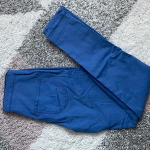 Högmidjade skinny jeans  - Populära skinny jeans från Fashion Nova som inte passade mig. Högmidjade och super fin, unik färg på jeansen! 