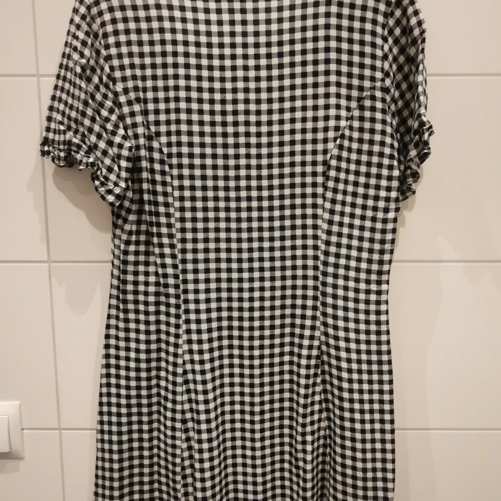 Rutig klänning i färgerna svart och vit. Från H&M i storlek 42. Använd 3 gånger 💜 Frakt tillkommer 😊. Klänningar.