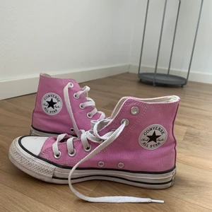 Converse - Hej. Säljer dessa fina rosa Conversen i storlek 36,5. Använda ett fårtal gånger. Så fina nu till sommaren men säljer då de inte kommer till så stor användning tyvärr:/ 150kr eller bud. Köparen står för frakten.