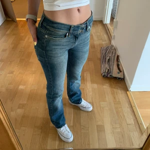 Crocker jeans - Low rise Crocker jeans storlek 24/34 med snygg tvätt och fransigt avslut. Ett par riktiga favoriter men som tyvärr är för små nu (som det syns på bilden). Har många fler bilder på passform och baktill så tveka inte att höra av dig om du vill se mer! 😊💕